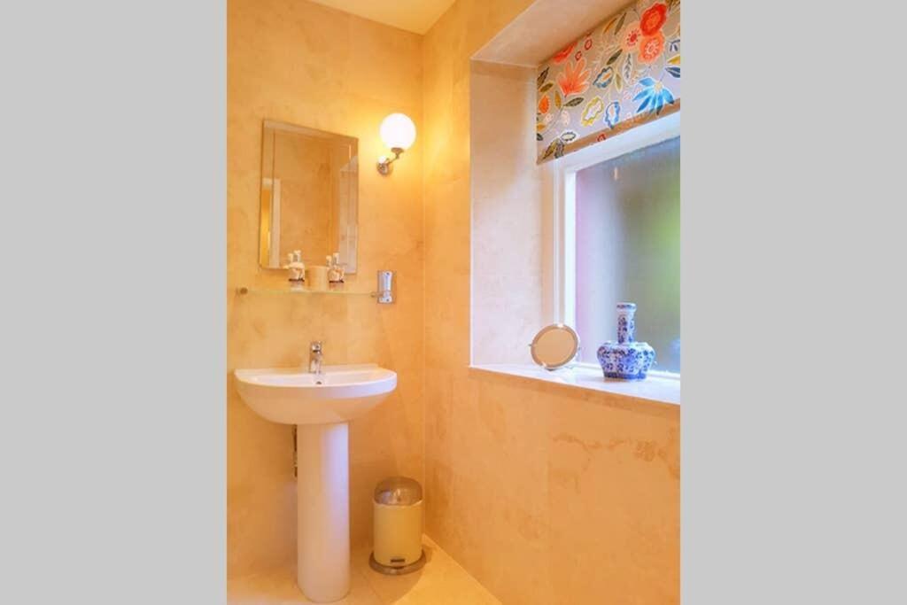 No 6 The Square Tearooms & Accommodation Buxton  Extérieur photo
